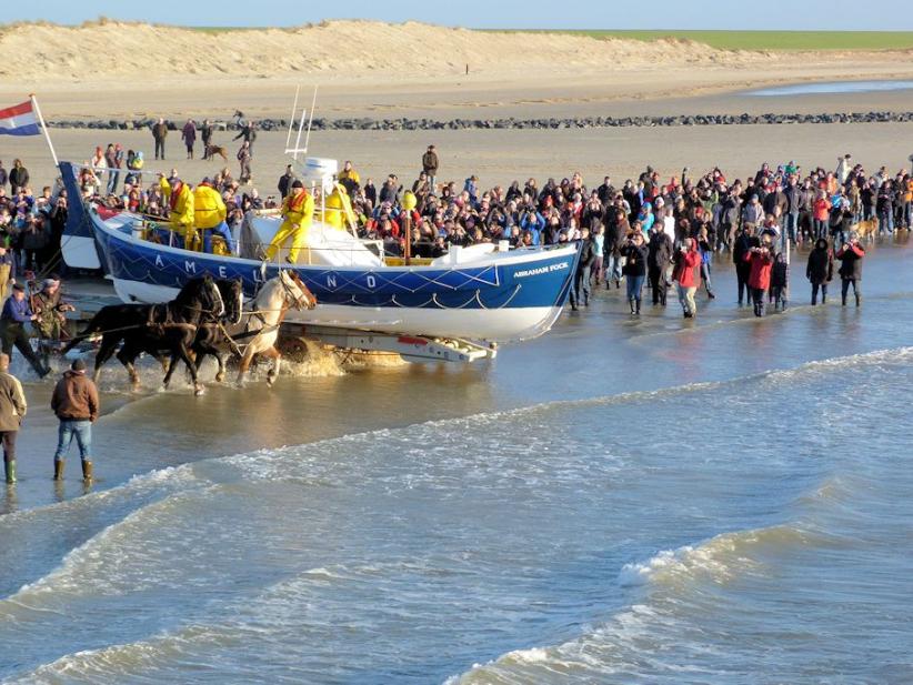 Pferderettungsbootvorführung vom Schiff aus anschauen